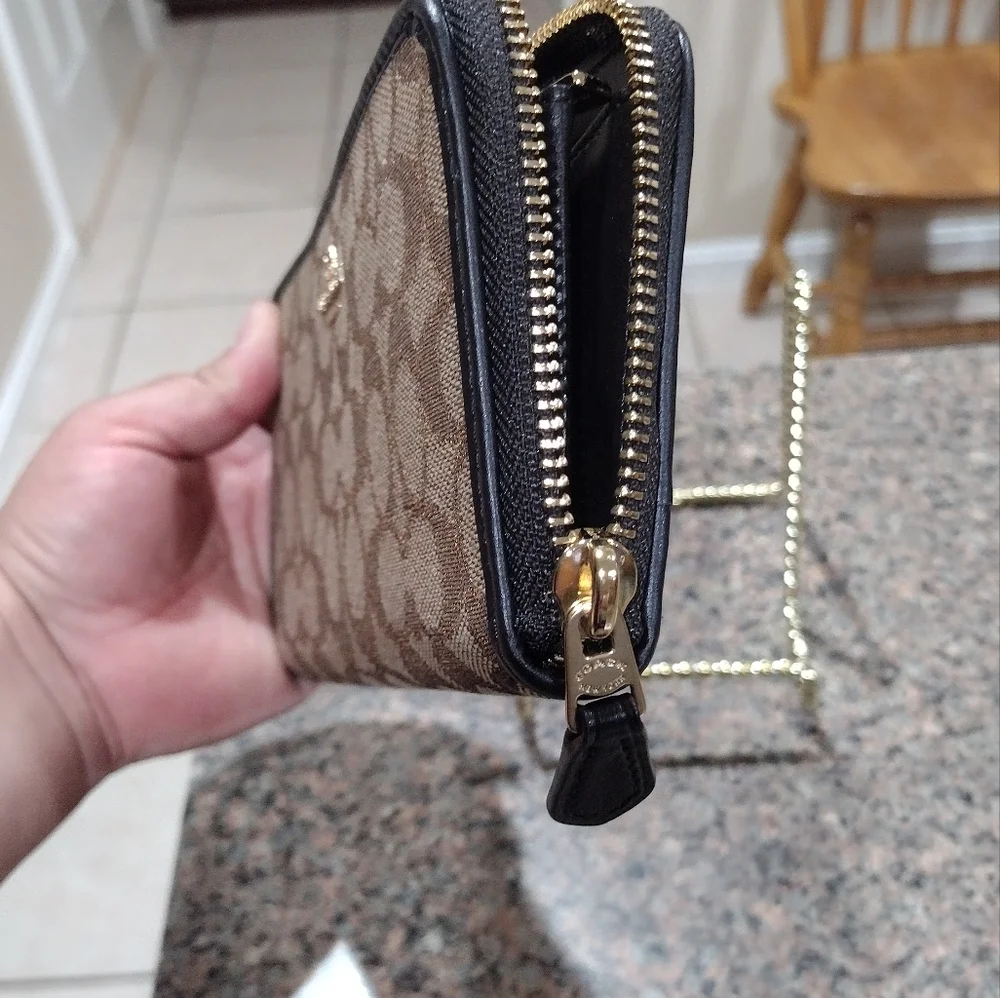 NWT Coach SiG C C Zip  around Wallet